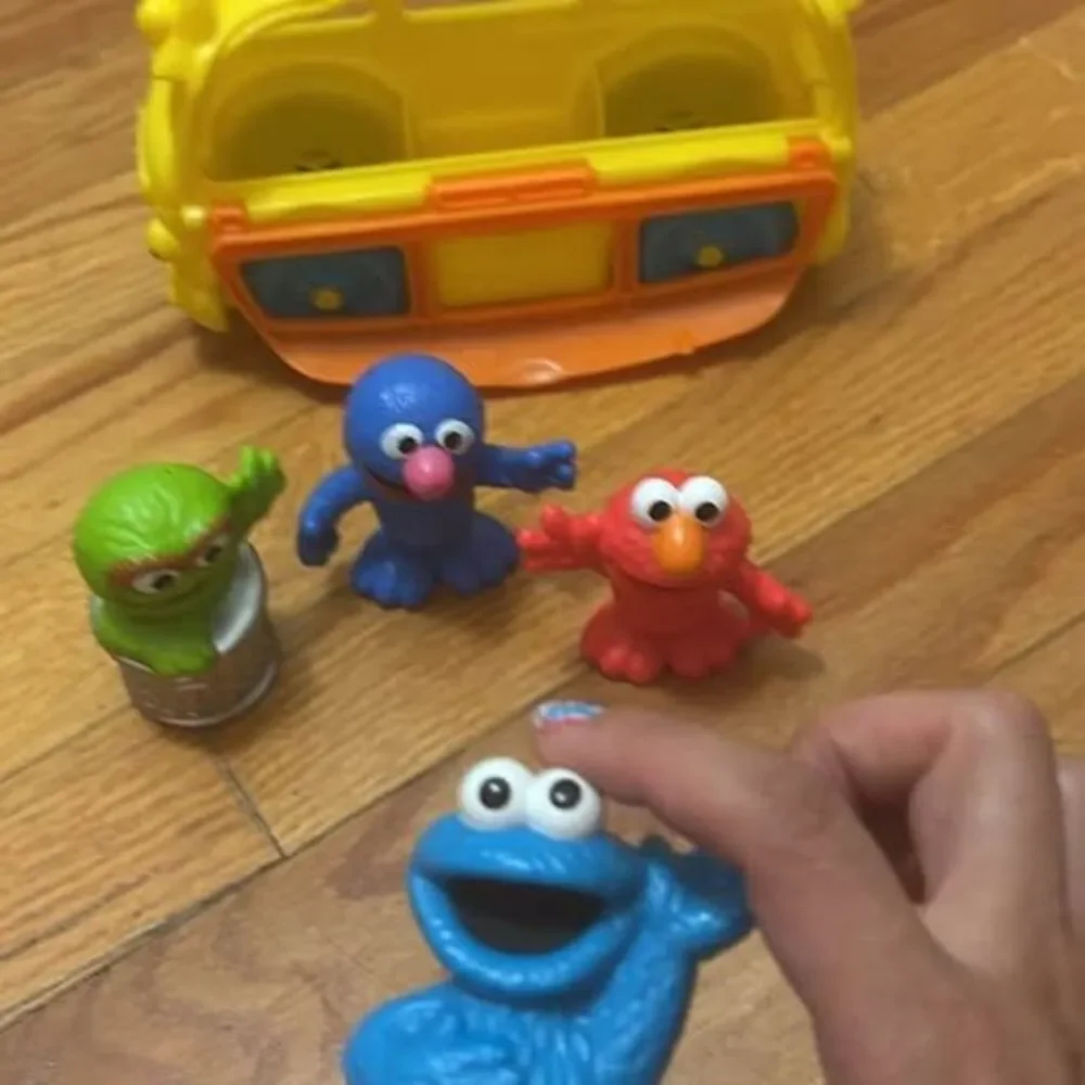 Sesame Street School Bus with 4 Characters (figurines)